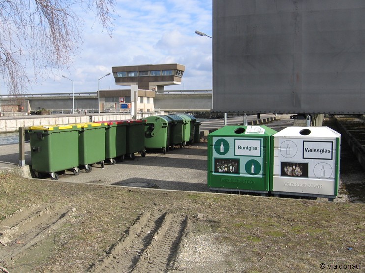 Abfall-Sammelcontainer bei Donauschleuse, im Hintergrund Schleusenbefehlsstelle