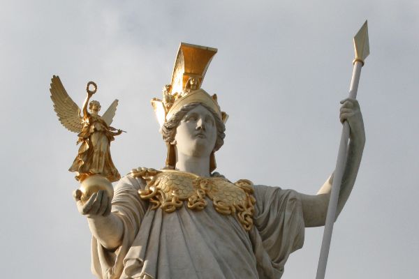 Statue der Pallas Athene: in der rechten Hand die kleine Siegesgöttin Nike auf einem Globus; in der linken eine Lanze