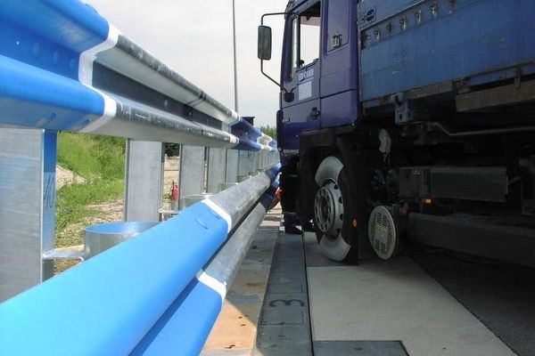 ein Lastkraftwagen prallt bei einem Testversuch gegen ein Fahrzeugrückhaltesystem