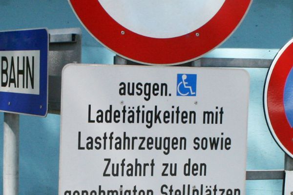 verschiedene österreichische Verkehrszeichen nebeneinander