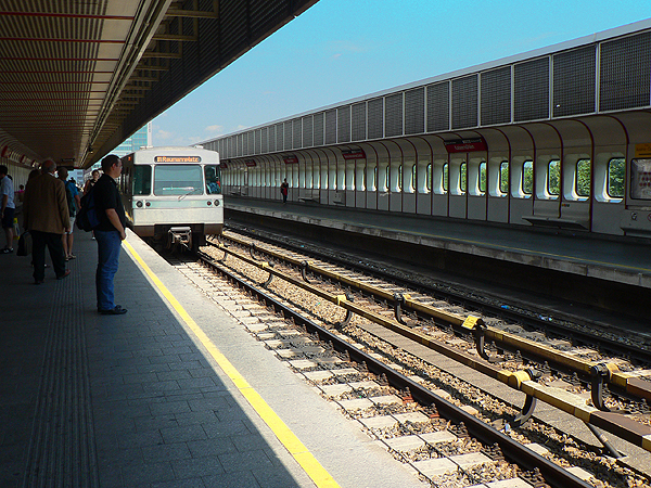 U1-Station Kaisermühlen mit einfahrender U-Bahn