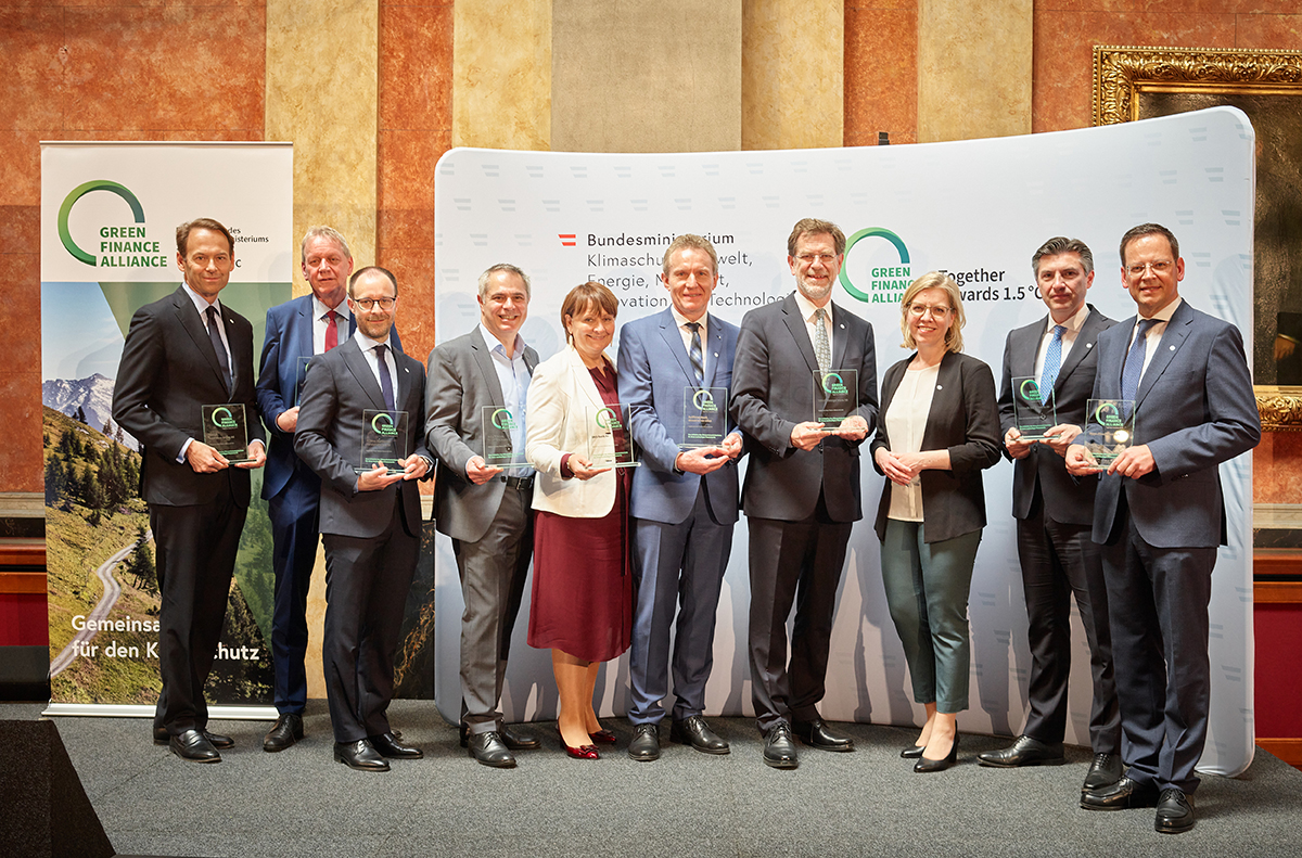 Launch Green Finance Alliance: Vertreter der Mitglieder mit Auszeichnung in den Händen  mit der Ministerin Leonore Gewessler