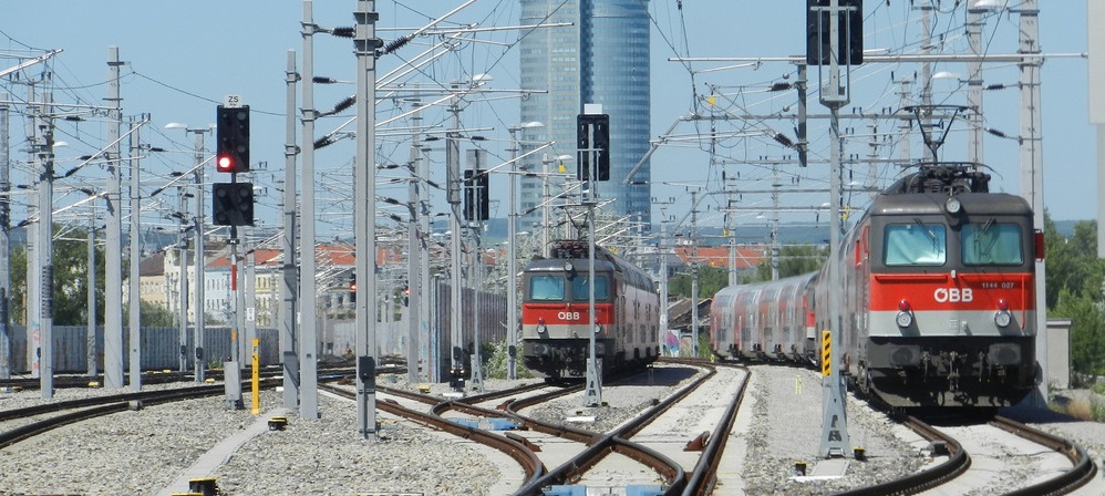 zwei Loks der Österreichischen Bundesbahnen in Fahrt