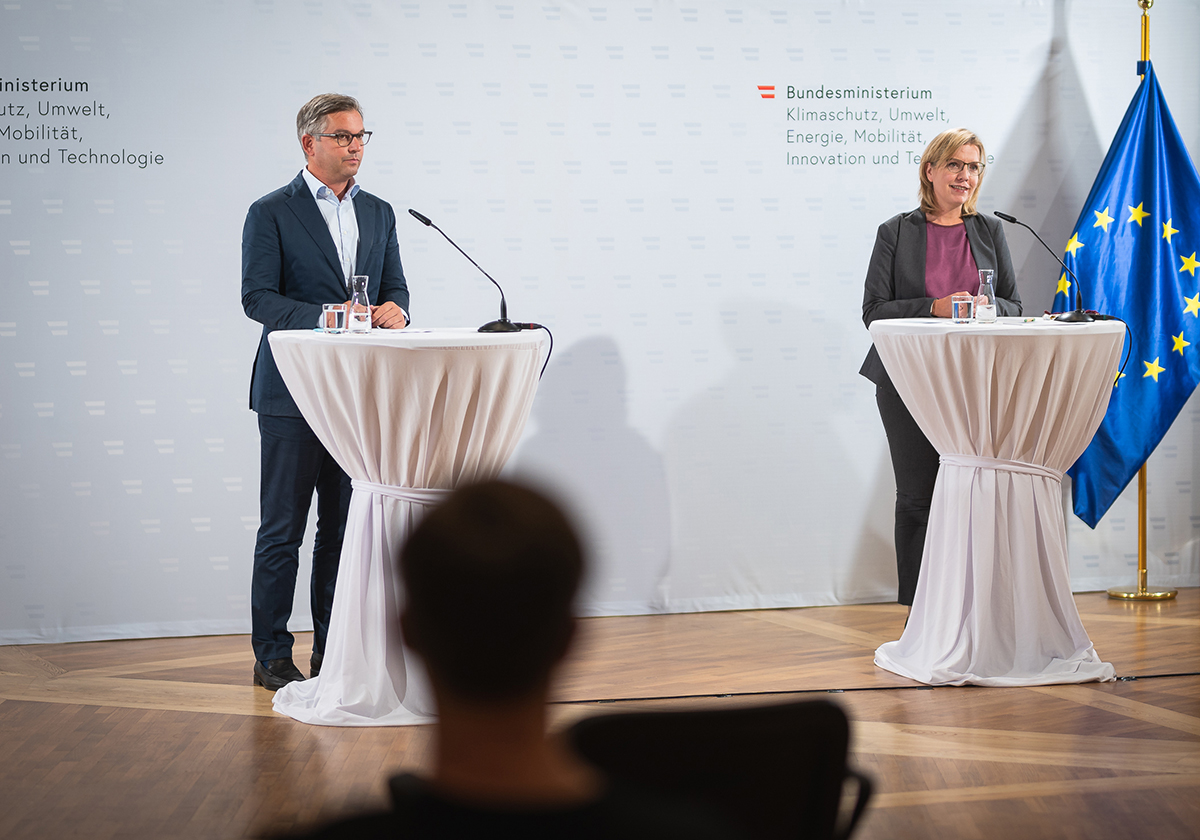 Bundesministerin Leonore Gewessler und Staatssekretär Brunner eröffnen die Pressekonferenz