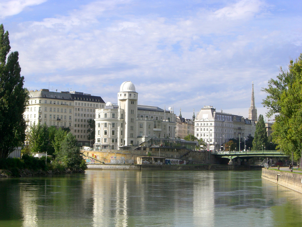 der Donaukanal mit Blick auf die Urania