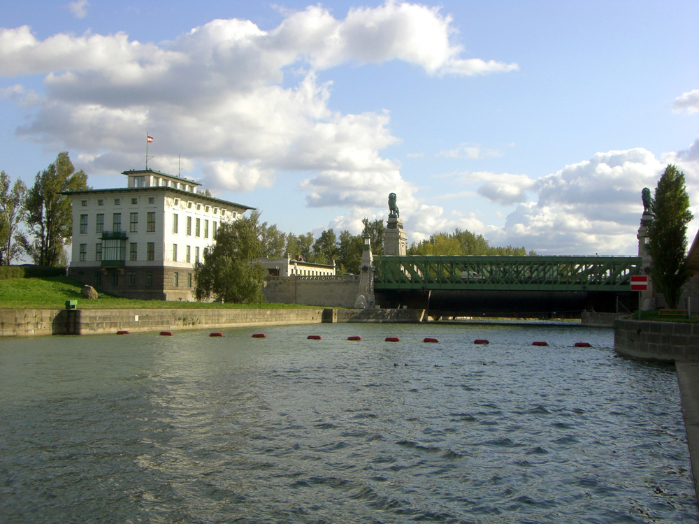 der Donaukanal mit Blick auf die Wehranlage Nussdorf  