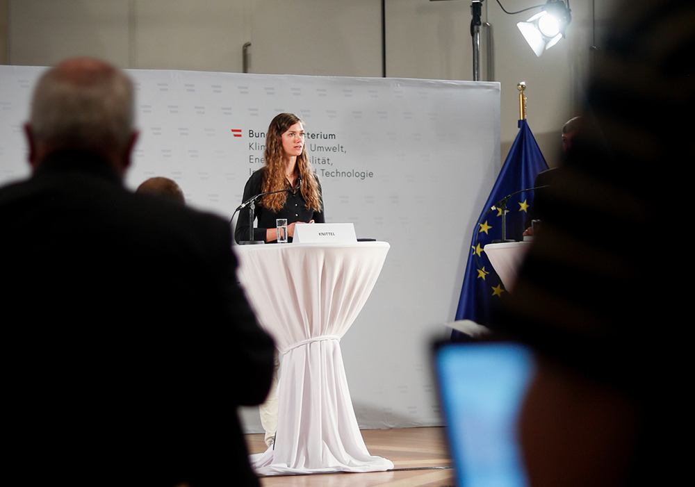 Mit-Autorin Nina Knittel der Studie Klimapolitik Österreichs bei der Pressekonferenz am 25. Juni 2020