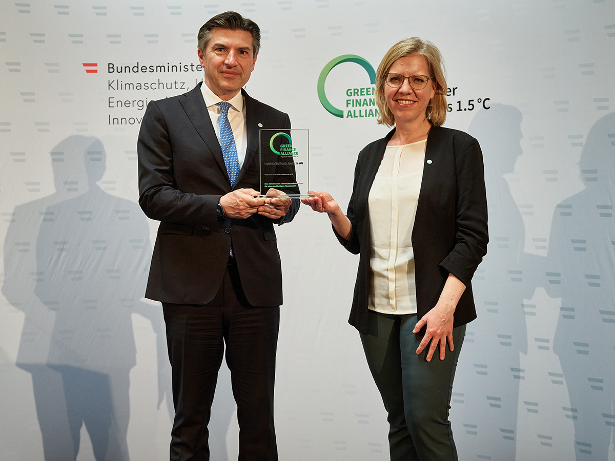 Robert Zadrazil (UniCredit Bank Austria) mit Klimaschutzministerin Leonore Gewessler