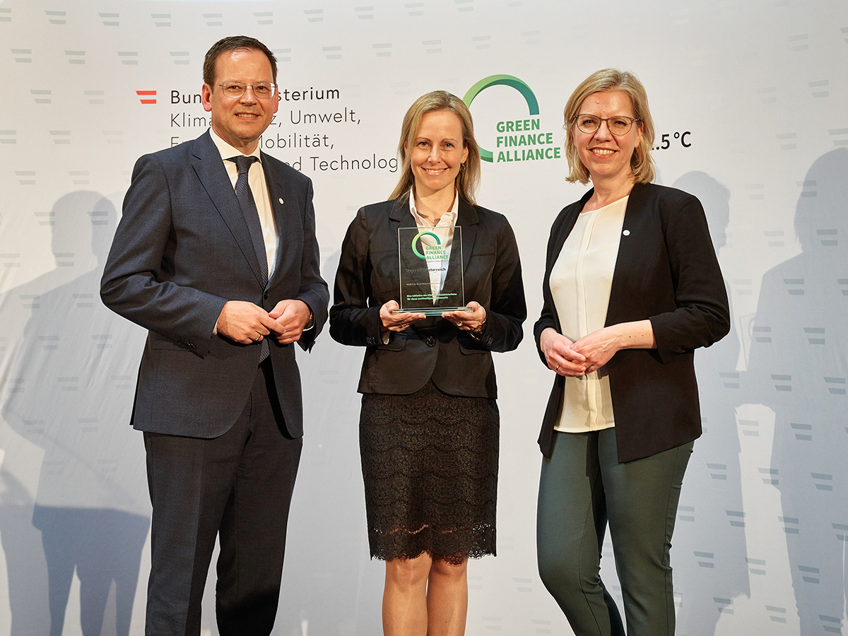 Repräsentant:innen der HYPO Oberösterreich mit Klimaschutzministerin Leonore Gewessler