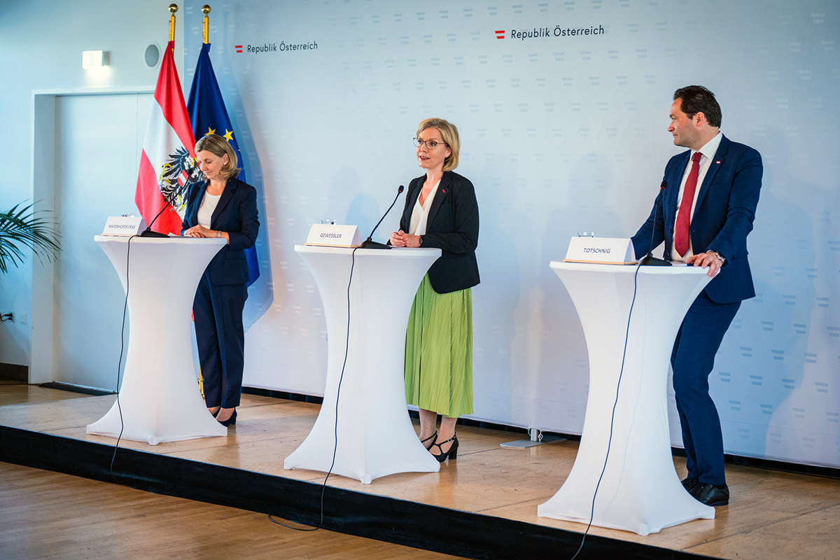 Gerlinde Mayerhofer, Leonore Gewessler und Norbert Totschnig auf der Pressekonferenz