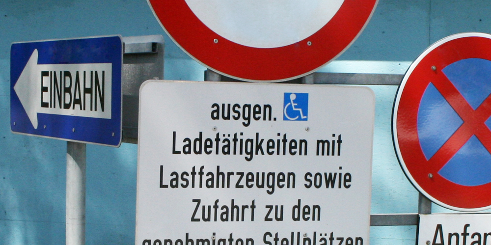 verschiedene österreichische Verkehrszeichen nebeneinander