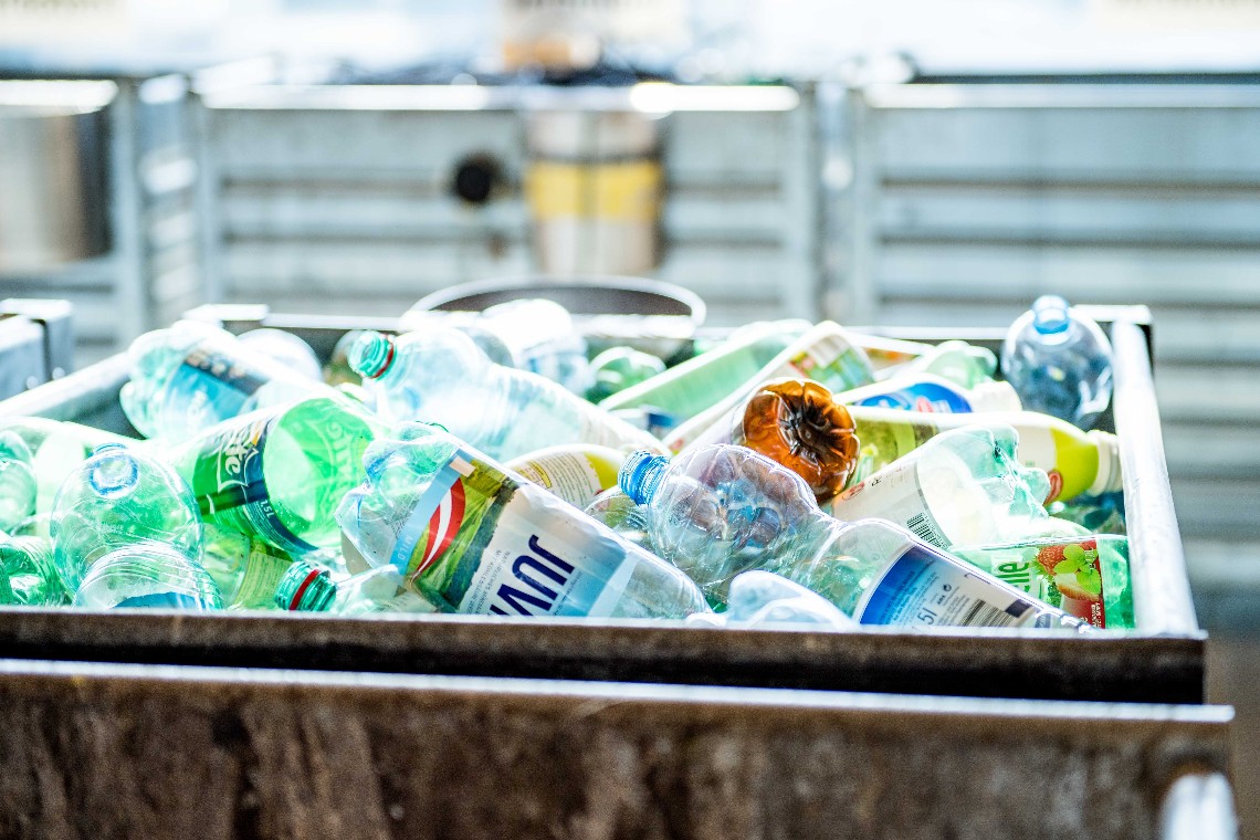 Mülltrennung von Plastikflaschen