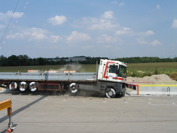 ein Lastkraftwagen (Sattelzug) prallt bei einem Testversuch gegen ein Fahrzeugrückhaltesystem