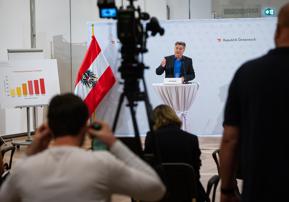 Vizekanzler und Bundesminister Werner Kogler am Pult bei der Pressekonferenz
