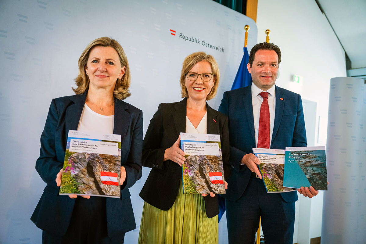 Gerlinde Mayerhofer, Leonore Gewessler und Norbert Totschnig präsentieren die Publikationen