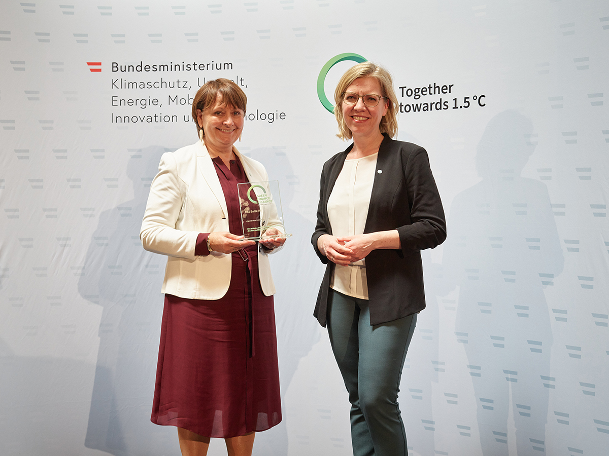 Herta Stockbauer (BKS Bank) mit Klimaschutzministerin Leonore Gewessler