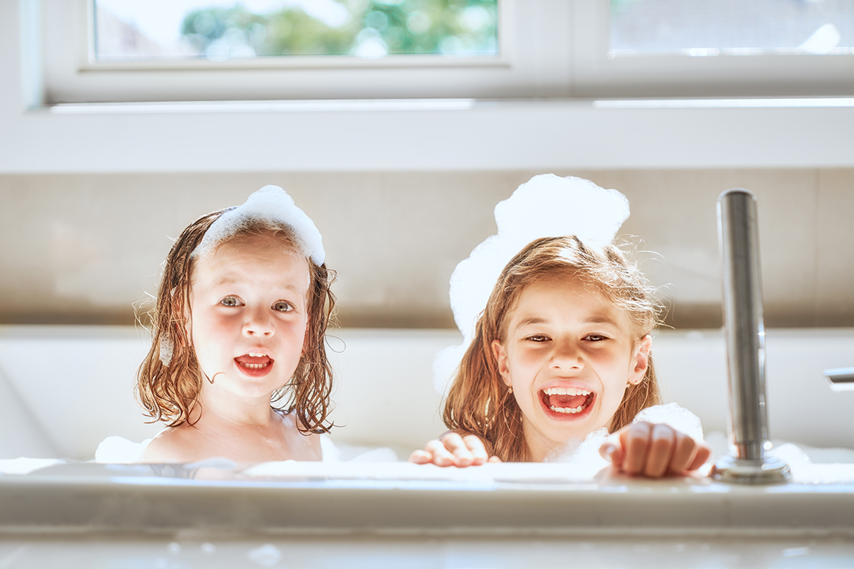Kinder in der Badewanne