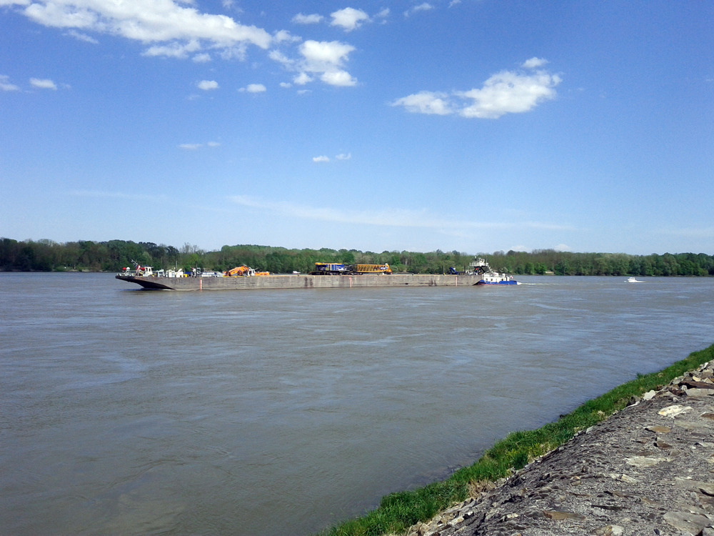 Ein Frachtschiff auf der Donau