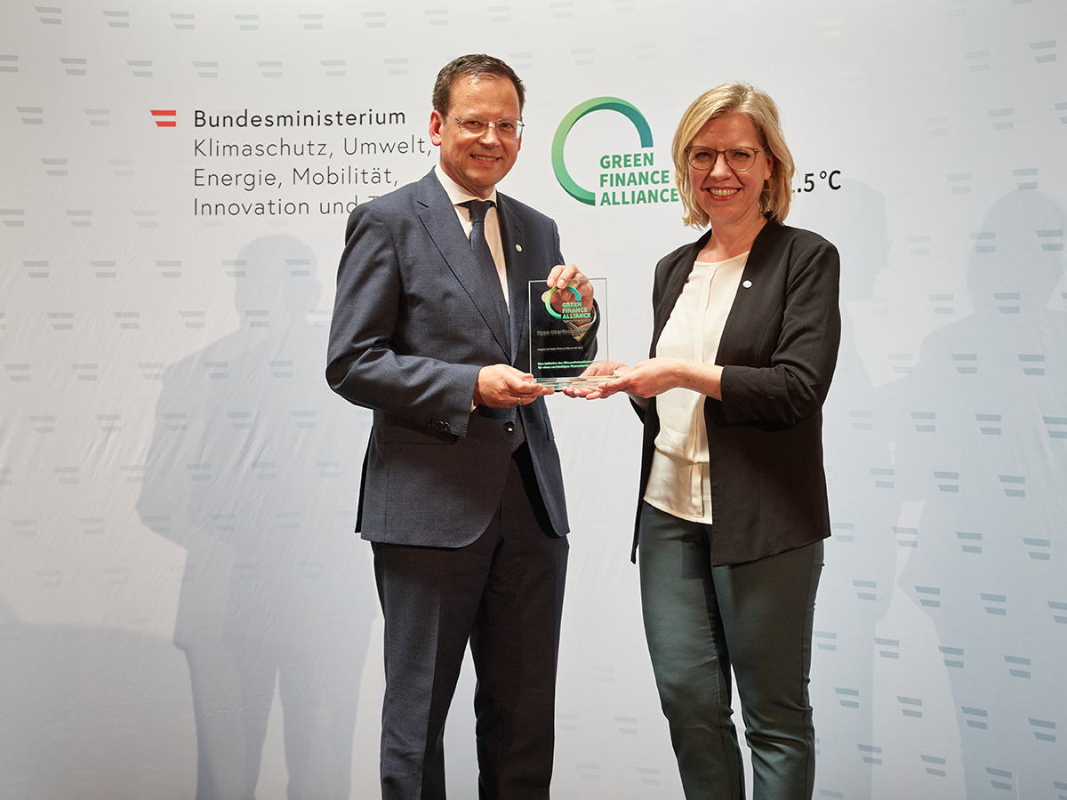 Klaus Kumpfmüller (HYPO Oberösterreich) mit Klimaschutzministerin Leonore Gewessler