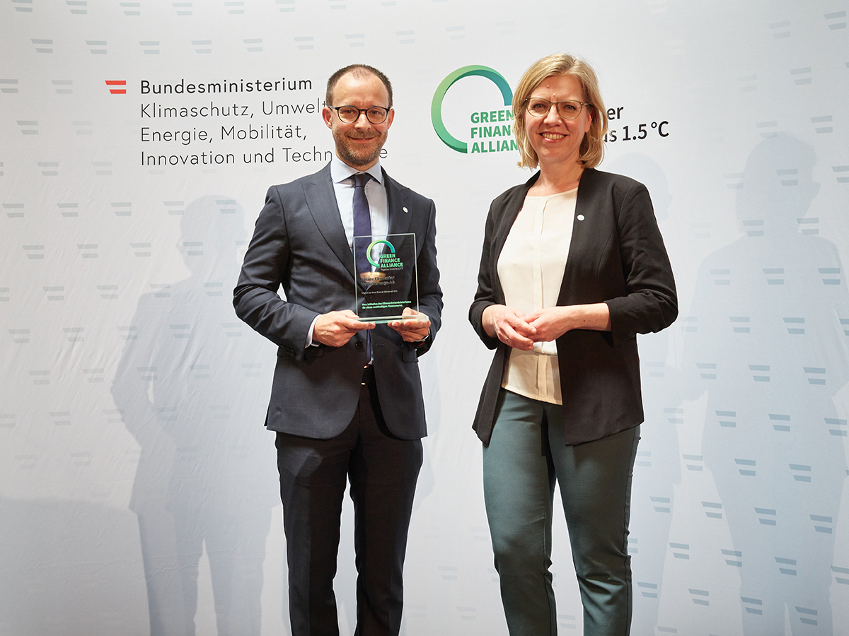 Rémi Vrignaud von der Allianz Elementar Versicherungs-AG mit Klimaschutzministerin Leonore Gewessler