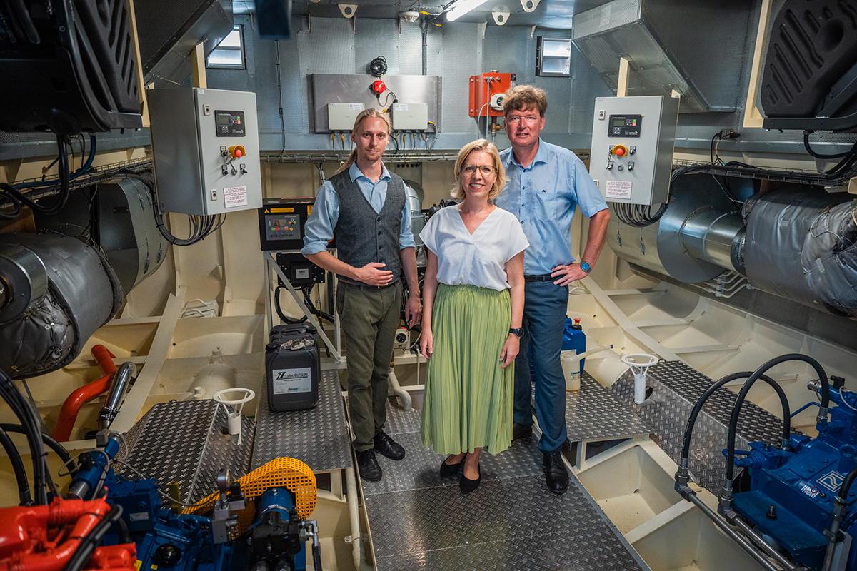 Bundesministerin Leonore Gewessler und Hans-Peter Hasenbichler mit einem Mitarbeiter im Technikraum