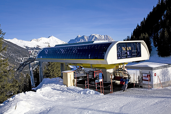 Verschneite Bergstation der Almkopfbahn (Kombibahn) der Berwanger Sonnalmbahnen