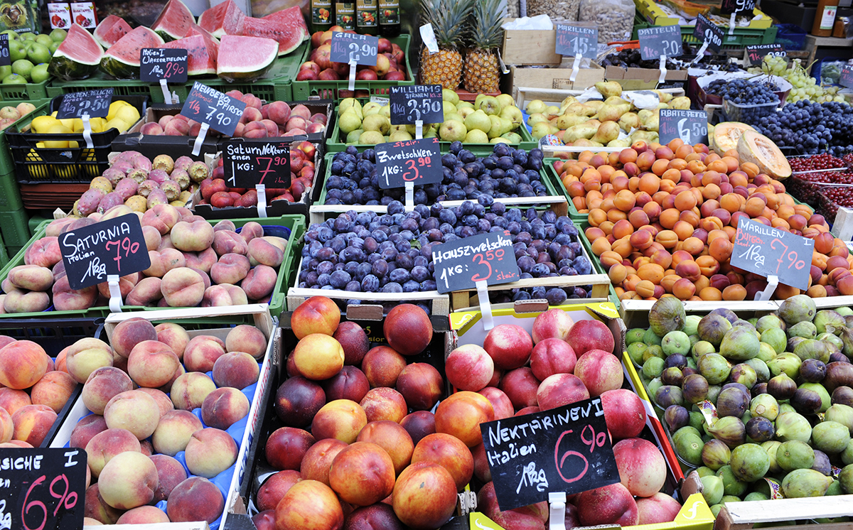 Obst und Gemüse bei einem Marktstand