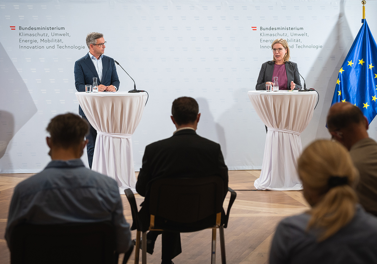 Staatssekretär Magnus Brunner und Bundesministerin Leonore Gewessler bei der Pressekonferenz im Festsaal