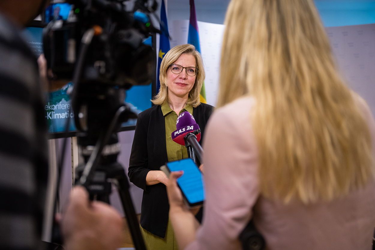 Bundesministerin Leonore Gewessler wird interviewt