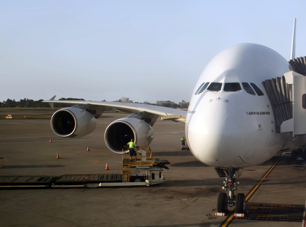 das Flugzeug A380 in Parkposition am Flughafen
