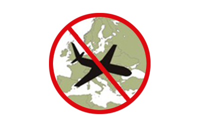 Die Zeichnung eines schwarzen Flugzeugs über der Landkarte von Europa ist mit einem roten Balken durchgestrichen