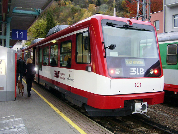 Vorderansicht eines modernen Steuerwagens der Pinzgauer Lokalbahn am Bahnhof